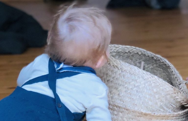Mütter mit Kindern basteln, tanzen und singen gemeinsam beim Mama-Kind-Kreis in Bissendorf